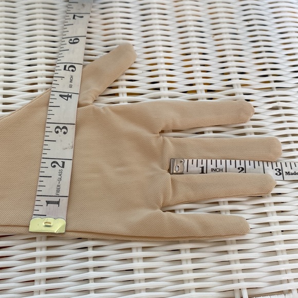 Bella Barnett Nude Sheer Mesh Elbow Gloves NWOT - Picture 11 of 15